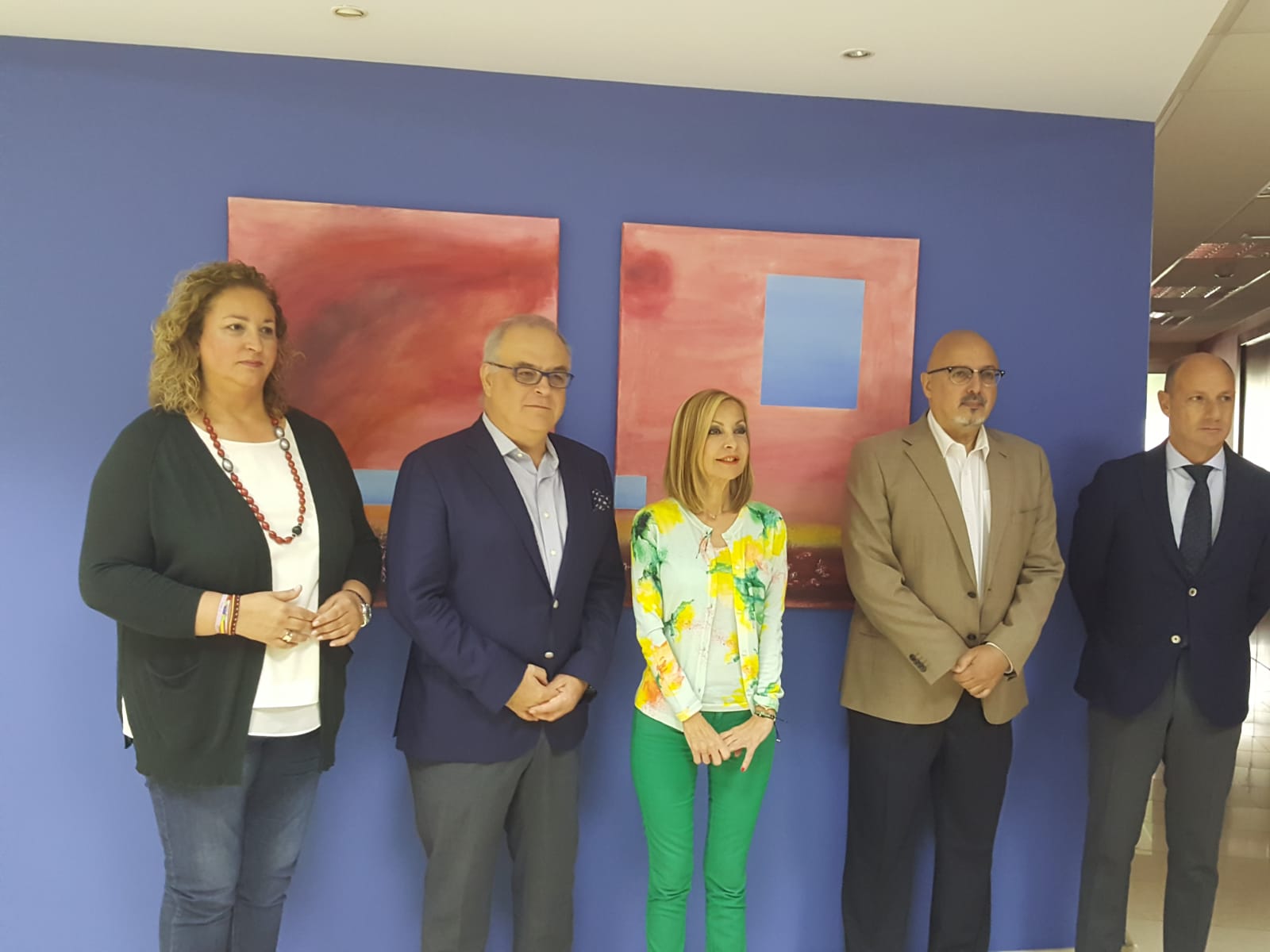 Francisco Cabrera Panasco y Mª Australia Navarro, junto a los miembros del PP reunidos en el Colegio de Dentistas de Las Palmas.jpg